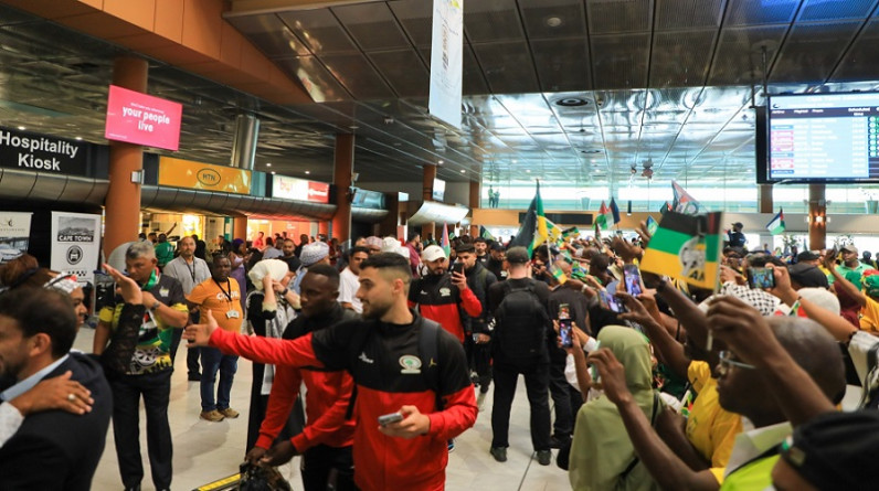صور وفيديو | ترحيب حار بلاعبي المنتخب الفلسطيني بمطار كيب تاون